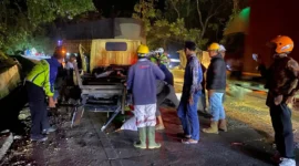 Mobil box dan truk terlibat tabrakan di kawasan Panorama I, Kelurahan Indarung, Kecamatan Lubuk Kilangan, Sabtu malam (24/1/2026). (Foto: Satlantas Polresta Padang)
