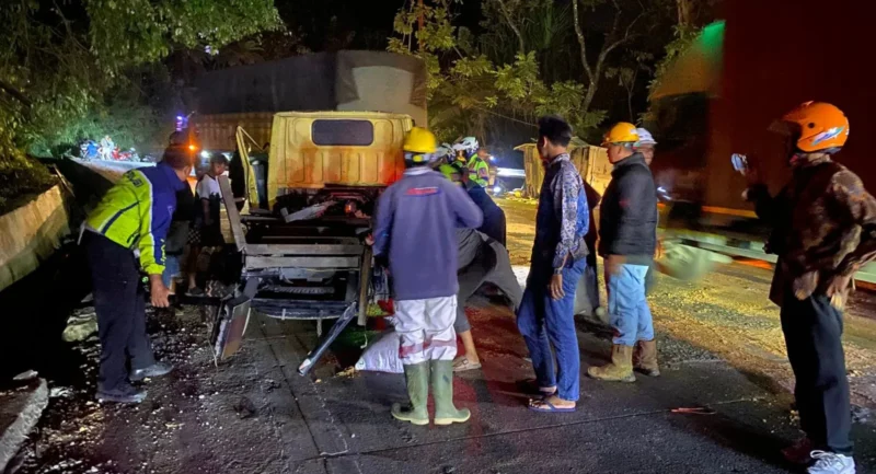Mobil box dan truk terlibat tabrakan di kawasan Panorama I, Kelurahan Indarung, Kecamatan Lubuk Kilangan, Sabtu malam (24/1/2026). (Foto: Satlantas Polresta Padang)