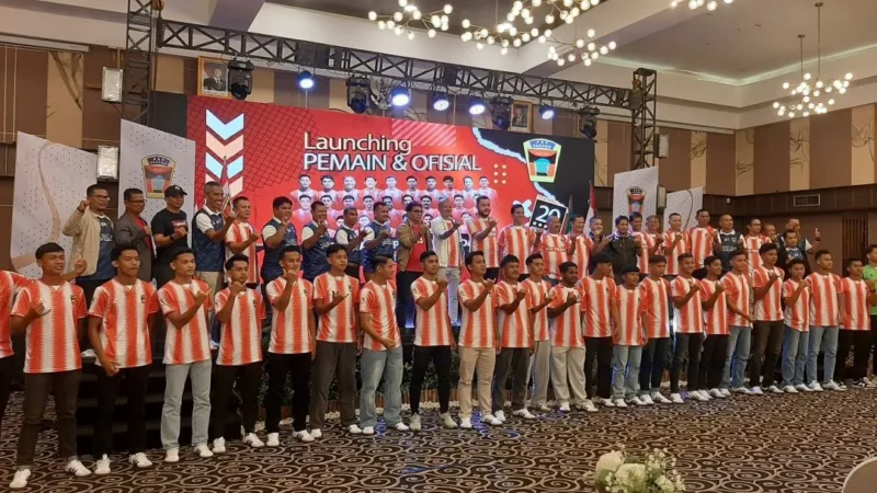 Launching pemain dan ofisial PSP Padang di Pangeran Beach Hotel Padang, Selasa malam (20/1/2026). (Foto: Diskominfo Padang)