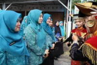 Ketua TP-PKK Kota Pariaman, Ny. dr. Yosneli Balad beserta rombongan disambut sirih carano, Kamis (29/1). (Foto: Kominfo Kota Pariaman)