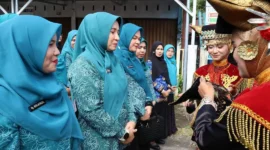 Ketua TP-PKK Kota Pariaman, Ny. dr. Yosneli Balad beserta rombongan disambut sirih carano, Kamis (29/1). (Foto: Kominfo Kota Pariaman)