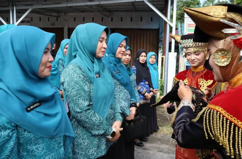 Ketua TP-PKK Kota Pariaman, Ny. dr. Yosneli Balad beserta rombongan disambut sirih carano, Kamis (29/1). (Foto: Kominfo Kota Pariaman)