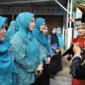 Ketua TP-PKK Kota Pariaman, Ny. dr. Yosneli Balad beserta rombongan disambut sirih carano, Kamis (29/1). (Foto: Kominfo Kota Pariaman)