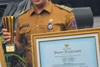Lurah Koto Tangah Khalid Zamri usai menerima penghargaan. (Foto: MC Payakumbuh)