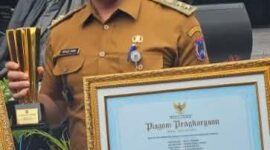 Lurah Koto Tangah Khalid Zamri usai menerima penghargaan. (Foto: MC Payakumbuh)