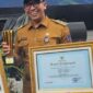 Lurah Koto Tangah Khalid Zamri usai menerima penghargaan. (Foto: MC Payakumbuh)