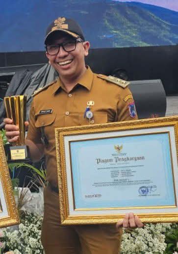 Lurah Koto Tangah Khalid Zamri usai menerima penghargaan. (Foto: MC Payakumbuh)