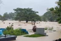 Kondisi makam di TPU Tunggul Hitam, Kota Padang, terendam banjir akibat luapan Sungai Batang Kuranji, Jumat (2/1/2026). (Foto: Ist)