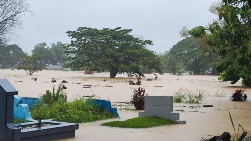 Kondisi makam di TPU Tunggul Hitam, Kota Padang, terendam banjir akibat luapan Sungai Batang Kuranji, Jumat (2/1/2026). (Foto: Ist)