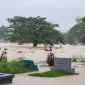 Kondisi makam di TPU Tunggul Hitam, Kota Padang, terendam banjir akibat luapan Sungai Batang Kuranji, Jumat (2/1/2026). (Foto: Ist)