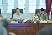 Mendagri Tito saat memimpin Rapat Koordinasi Percepatan Rehabilitasi dan Rekonstruksi Pascabencana Sumbar di Auditorium Gubernuran, Selasa (13/1/2026). (Foto: ADPSB)