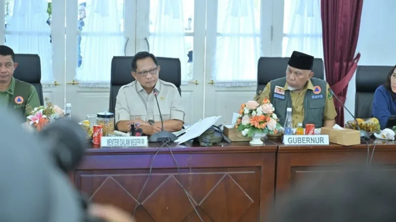 Mendagri Tito saat memimpin Rapat Koordinasi Percepatan Rehabilitasi dan Rekonstruksi Pascabencana Sumbar di Auditorium Gubernuran, Selasa (13/1/2026). (Foto: ADPSB)