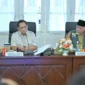 Mendagri Tito saat memimpin Rapat Koordinasi Percepatan Rehabilitasi dan Rekonstruksi Pascabencana Sumbar di Auditorium Gubernuran, Selasa (13/1/2026). (Foto: ADPSB)
