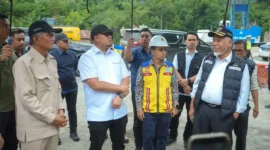 Menteri PU RI, Dody Hanggodo didampingi Gubernur Mahyeldi meninjau ruas jalan Malalak–Bukittinggi di Kabupaten Agam, Rabu (28/1/2026). (Foto: ADPSB)