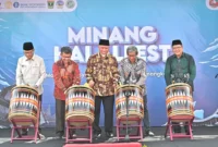 Gubernur Sumbar Mahyeldi Ansharullah membuka Minang Halal Fest 2026 di kawasan Masjid Raya Syekh Ahmad Khatib Al Minangkabawi, Padang, Jumat (16/1/2026). (Foto: ADPSB)