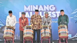 Gubernur Sumbar Mahyeldi Ansharullah membuka Minang Halal Fest 2026 di kawasan Masjid Raya Syekh Ahmad Khatib Al Minangkabawi, Padang, Jumat (16/1/2026). (Foto: ADPSB)