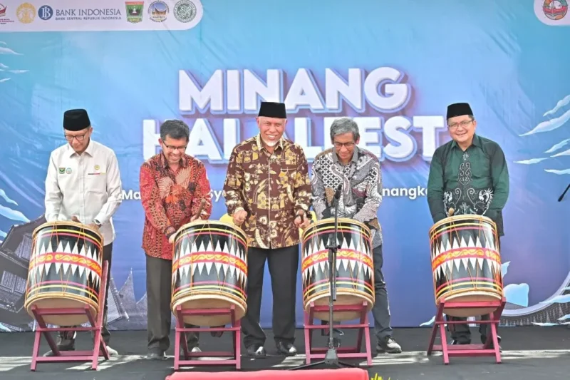 Gubernur Sumbar Mahyeldi Ansharullah membuka Minang Halal Fest 2026 di kawasan Masjid Raya Syekh Ahmad Khatib Al Minangkabawi, Padang, Jumat (16/1/2026). (Foto: ADPSB)