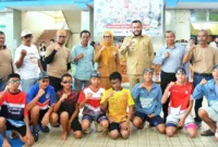 Wali Kota Padang, Fadly Amran membuka kejuaraan renang Minangkabau Open Swimming Championship 2026 Sumatera ke-4, di Kolam Renang FIK UNP, Selasa (20/1/2026). (Foto: Prokopim Padang)