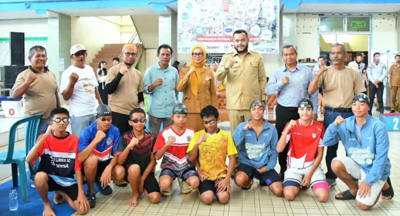 Wali Kota Padang, Fadly Amran membuka kejuaraan renang Minangkabau Open Swimming Championship 2026 Sumatera ke-4, di Kolam Renang FIK UNP, Selasa (20/1/2026). (Foto: Prokopim Padang)