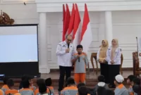Kepala Dinas Perpustakaan dan Kearsipan (Dispusip) Kota Padang, Heriza Syafani menyambut kunjungan siswa SD Alam Unggul Tahfizh Raudhatul Ilmi Padang Pariaman, Rabu (21/1/2026). (Foto: Diskominfo Padang)