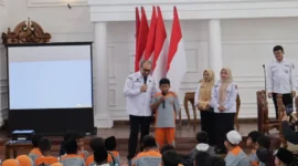 Kepala Dinas Perpustakaan dan Kearsipan (Dispusip) Kota Padang, Heriza Syafani menyambut kunjungan siswa SD Alam Unggul Tahfizh Raudhatul Ilmi Padang Pariaman, Rabu (21/1/2026). (Foto: Diskominfo Padang)