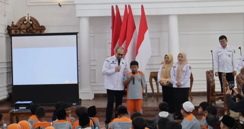 Kepala Dinas Perpustakaan dan Kearsipan (Dispusip) Kota Padang, Heriza Syafani menyambut kunjungan siswa SD Alam Unggul Tahfizh Raudhatul Ilmi Padang Pariaman, Rabu (21/1/2026). (Foto: Diskominfo Padang)