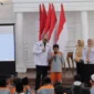Kepala Dinas Perpustakaan dan Kearsipan (Dispusip) Kota Padang, Heriza Syafani menyambut kunjungan siswa SD Alam Unggul Tahfizh Raudhatul Ilmi Padang Pariaman, Rabu (21/1/2026). (Foto: Diskominfo Padang)
