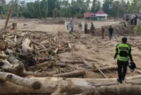 Gubernur Sumbar, Mahyeldi Ansharullah meminta BWS Sumatera V menurunkan alat berat untuk normalisasi sungai yang terdampak bencana banjir bandang. (Foto: ADPSB)