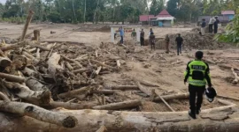 Gubernur Sumbar, Mahyeldi Ansharullah meminta BWS Sumatera V menurunkan alat berat untuk normalisasi sungai yang terdampak bencana banjir bandang. (Foto: ADPSB)