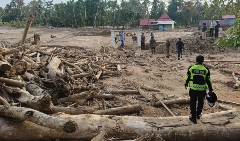 Gubernur Sumbar, Mahyeldi Ansharullah meminta BWS Sumatera V menurunkan alat berat untuk normalisasi sungai yang terdampak bencana banjir bandang. (Foto: ADPSB)