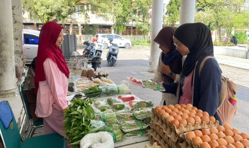 Pemko Padang Panjang menggelar Operasi Pasar di Gedung M. Sjafe’i, Rabu (14/1/2026). (Foto: Kominfo Padang Panjang)
