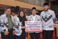Pemko Padang menerima donasi tanggap bencana dari PB PGRI di Hotel Truntum Padang, Sabtu malam (17/1/2026). (Foto: Prokopim Padang)