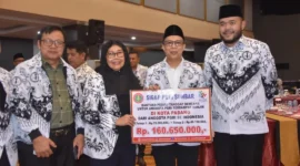 Pemko Padang menerima donasi tanggap bencana dari PB PGRI di Hotel Truntum Padang, Sabtu malam (17/1/2026). (Foto: Prokopim Padang)