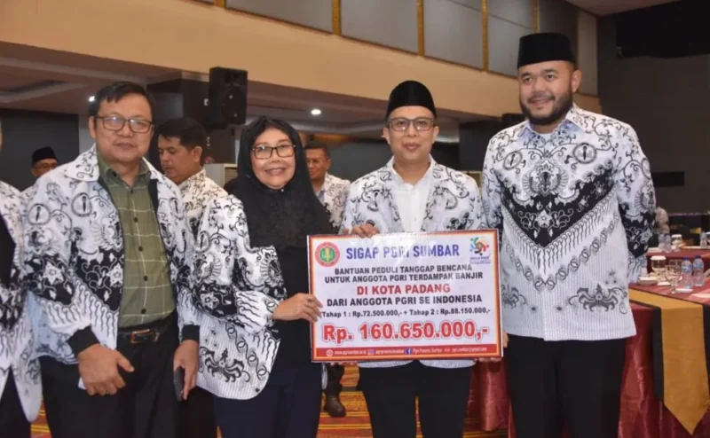 Pemko Padang menerima donasi tanggap bencana dari PB PGRI di Hotel Truntum Padang, Sabtu malam (17/1/2026). (Foto: Prokopim Padang)