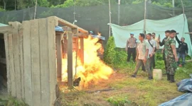 Tim Terpadu Pencegahan dan Penertiban PETI Sumbar memusnahkan barang bukti aktivitas tambang emas ilegal di Jorong Lubuk Aro, Nagari Padang Matinggi Utara, Kamis (15/1/2025). (Foto: ADPSB)