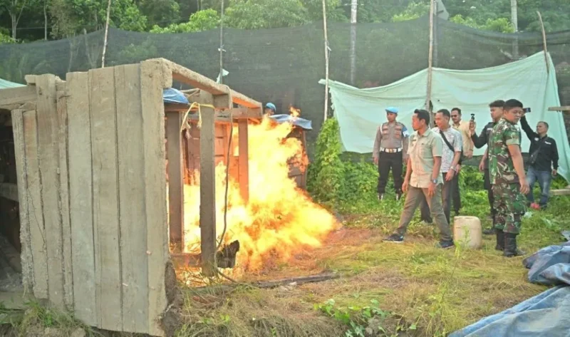 Tim Terpadu Pencegahan dan Penertiban PETI Sumbar memusnahkan barang bukti aktivitas tambang emas ilegal di Jorong Lubuk Aro, Nagari Padang Matinggi Utara, Kamis (15/1/2025). (Foto: ADPSB)