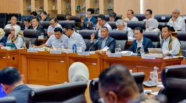 Menteri ESDM Bahlil Lahdalia mendorong pemanfaatan PLTS untuk mempercepat elektrifikasi di pulau-pulau terpencil. (Foto: Kementerian ESDM) 