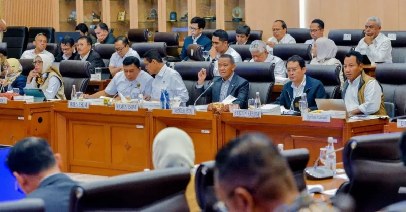 Menteri ESDM Bahlil Lahdalia mendorong pemanfaatan PLTS untuk mempercepat elektrifikasi di pulau-pulau terpencil. (Foto: Kementerian ESDM) 