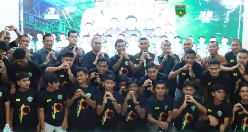 Pemko Padang Panjang melepas tim sepak bola PSPP untuk berlaga di Liga 4 Sumbar musim 2025/2026, Selasa (21/1/2026) malam. (Foto: Kominfo Padang Panjang)