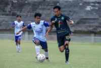 Pemain PSPP berupaya merebut bola dari pemain Gumarang FKNB. Dalam laga ini, PSPP menang telak 5-1 atas Gumarang FKNB di Stadion Utama Sumbar, Kamis (29/1/2026). (Foto: Kominfo Padang Panjang)