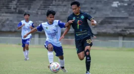 Pemain PSPP berupaya merebut bola dari pemain Gumarang FKNB. Dalam laga ini, PSPP menang telak 5-1 atas Gumarang FKNB di Stadion Utama Sumbar, Kamis (29/1/2026). (Foto: Kominfo Padang Panjang)