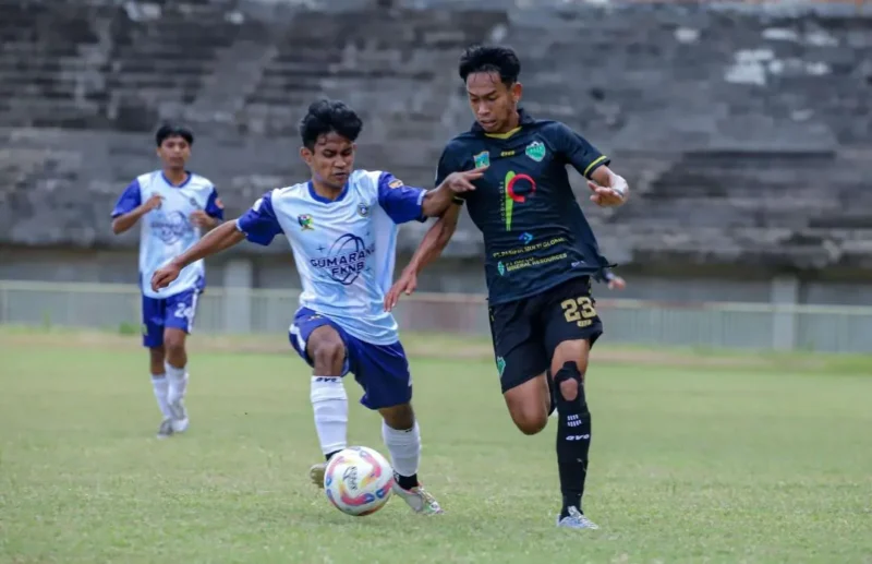 Pemain PSPP berupaya merebut bola dari pemain Gumarang FKNB. Dalam laga ini, PSPP menang telak 5-1 atas Gumarang FKNB di Stadion Utama Sumbar, Kamis (29/1/2026). (Foto: Kominfo Padang Panjang)