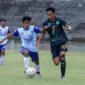 Pemain PSPP berupaya merebut bola dari pemain Gumarang FKNB. Dalam laga ini, PSPP menang telak 5-1 atas Gumarang FKNB di Stadion Utama Sumbar, Kamis (29/1/2026). (Foto: Kominfo Padang Panjang)