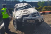 Kondisi mobil Pajero Sport setelah dievaluasi petugas kepolisian usai terbalik di ruas Tol Padang-Sicincin, Sumatra Barat, pada Jumat pagi (30/1/2026). (Foto: Ditlantas Polda Sumbar)