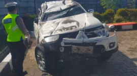 Kondisi mobil Pajero Sport setelah dievaluasi petugas kepolisian usai terbalik di ruas Tol Padang-Sicincin, Sumatra Barat, pada Jumat pagi (30/1/2026). (Foto: Ditlantas Polda Sumbar)