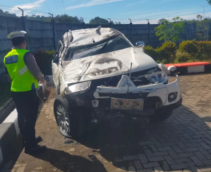 Kondisi mobil Pajero Sport setelah dievaluasi petugas kepolisian usai terbalik di ruas Tol Padang-Sicincin, Sumatra Barat, pada Jumat pagi (30/1/2026). (Foto: Ditlantas Polda Sumbar)