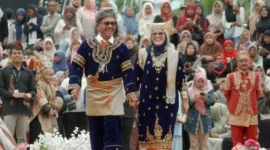 Bupati Solsel H. Khairunas bersama Ketua TP-PKK Solsel, H. Erniati Khairunas mengikuti Parade Baju Adat di Ruang Terbuka Hijau Padang Aro, Jumat (2/1/2026). (Foto: Humas Pemkab Solsel)