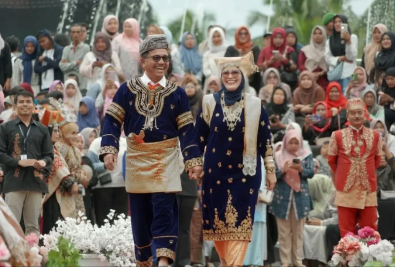 Bupati Solsel H. Khairunas bersama Ketua TP-PKK Solsel, H. Erniati Khairunas mengikuti Parade Baju Adat di Ruang Terbuka Hijau Padang Aro, Jumat (2/1/2026). (Foto: Humas Pemkab Solsel)
