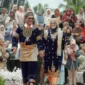 Bupati Solsel H. Khairunas bersama Ketua TP-PKK Solsel, H. Erniati Khairunas mengikuti Parade Baju Adat di Ruang Terbuka Hijau Padang Aro, Jumat (2/1/2026). (Foto: Humas Pemkab Solsel)