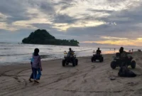 Sejumlah wisatawan bermain motor ATV di Pantai Air Manis. (Foto: FB Diskominfo Padang)